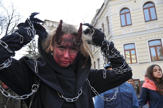 Парад зомби прошел в центре Киева 12