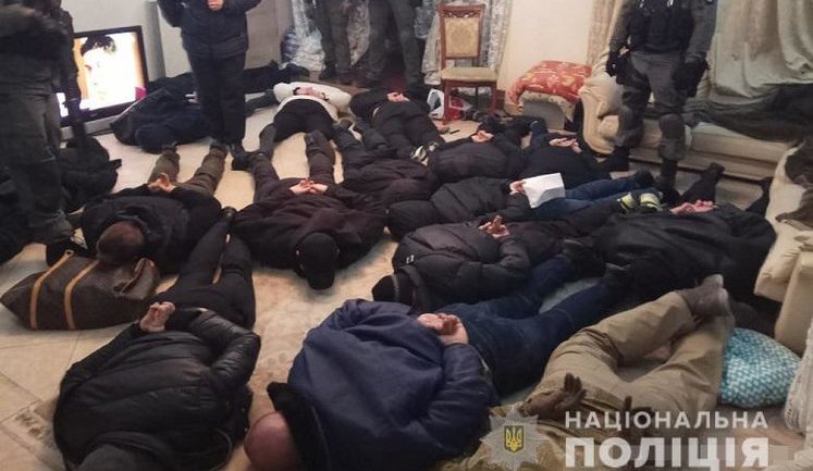 Задержаны 17 мужчин, которые забаррикадировались в квартире на столичной Оболони, выгнав хозяев, - Нацполиция. ВИДЕО+ФОТОрепортаж