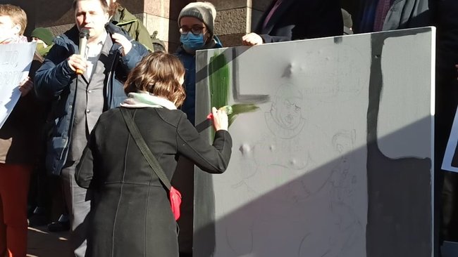Полізеш до мови - отримаєш на горіхи: активісти пікетують ВР на знак протесту проти змін до закону про державну мову 07
