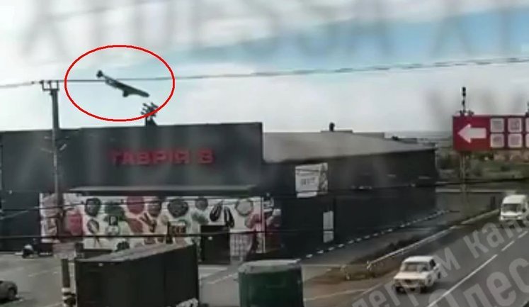 Момент удару російського "Шахеда" по супермаркету у Маяках на Одещині. ВIДЕО