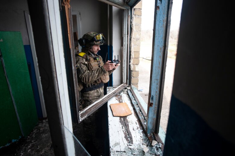 Российские снаряды и ракеты уничтожают Соледар в Донецкой области. Гражданские выживают без воды, света и газа 12 Российские снаряды и ракеты уничтожают Соледар в Донецкой области. Гражданские выживают без воды, света и газа 12