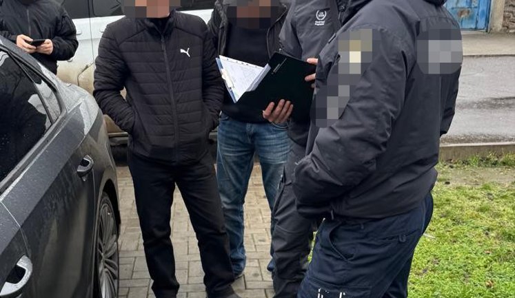 Експравоохоронець зі спільником торгували водійськими посвідченнями на Херсонщині та Миколаївщині. ФОТОрепортаж