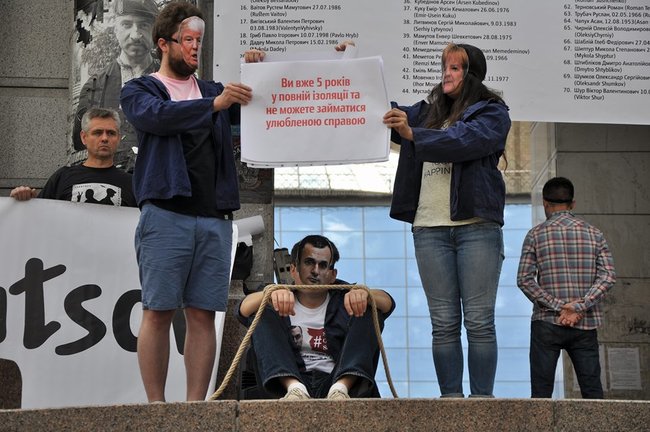 Save Oleg Sentsov: активісти в масках Сенцова, Трампа, Меркель і Путіна організували перфоманс на Майдані 12 Save Oleg Sentsov: активісти в масках Сенцова, Трампа, Меркель і Путіна організували перфоманс на Майдані 12