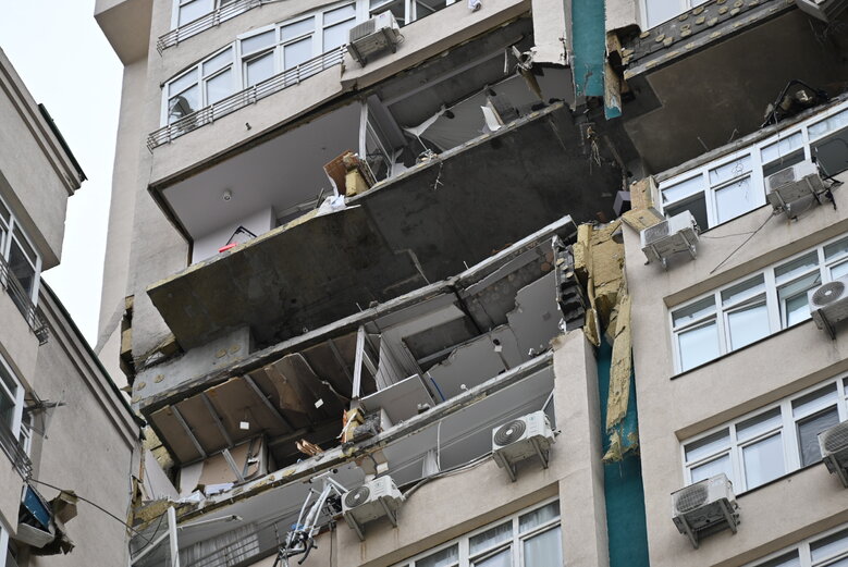Последствия падения обломков вражеской ракеты на многоэтажку в Соломенском районе Киева 23