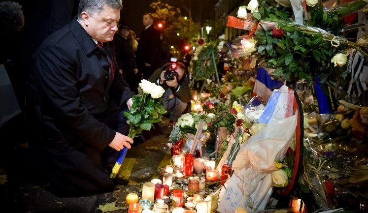 "Мы понимаем, что значит террор": Порошенко почтил память жертв терактов в Париже. ФОТО