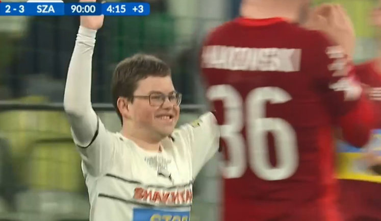 12-летний Дмитрий, переживший бомбардировку Мариуполя, забил победный гол за "Шахтер" в благотворительном матче. ВИДЕО