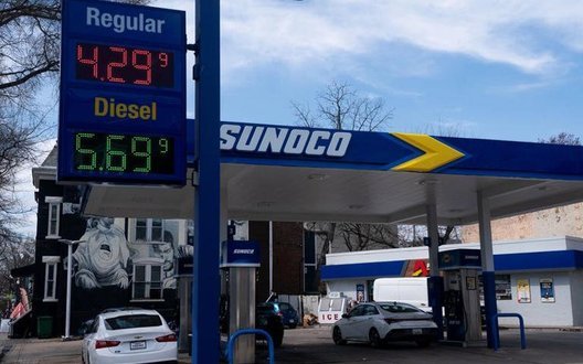 Психологічний бар’єр подолано: ціна на бензин у США перетнула позначку у $4 за галон