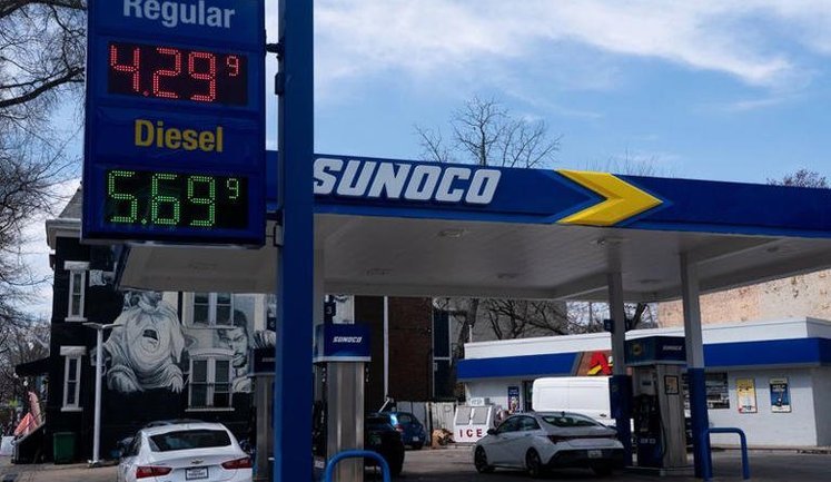 Психологічний бар’єр подолано: ціна на бензин у США перетнула позначку у $4 за галон