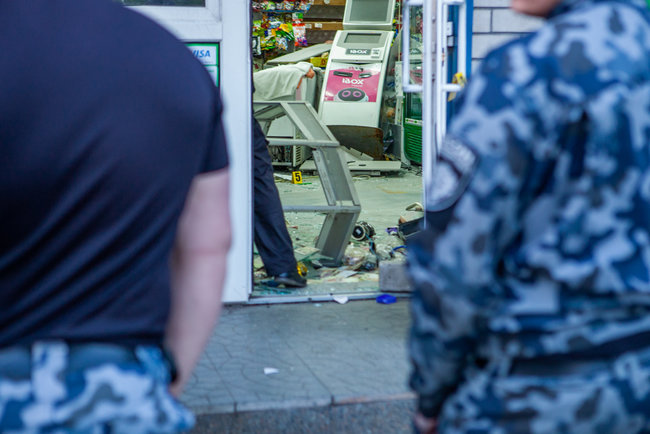 PrivatBank ATM explosion in Dnipro: money stolen, shop damaged 04