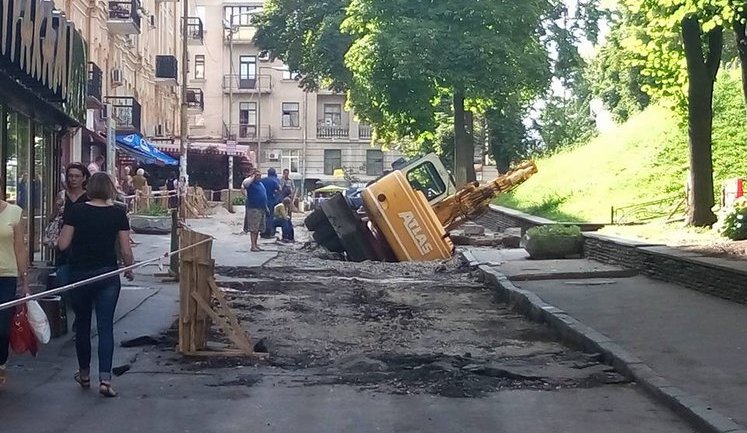 Возле "Золотых ворот" в Киеве под землю провалился экскаватор. ФОТО