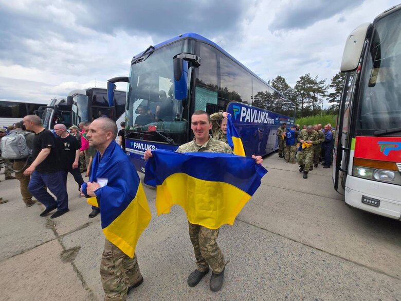 On 24 May, another 307 Ukrainian servicemen returned to Ukraine from Russian captivity.