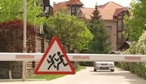 Соседей Порошенко в элитном поселке Козин обстреляли из "камуфлированного вертолета Ми-8". ВИДЕО