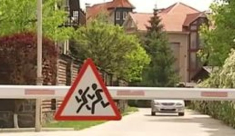 Соседей Порошенко в элитном поселке Козин обстреляли из "камуфлированного вертолета Ми-8". ВИДЕО