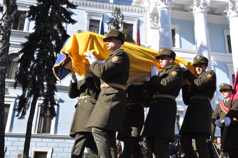 В Києві попрощалися із загиблим внаслідок російського обстрілу розвідником 30-ї ОМБр Антоном Сидоровим 38