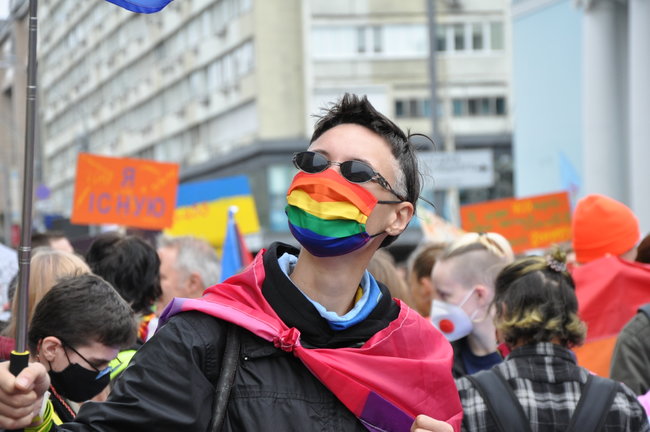 Руху ЛГБТ-маршу намагалася перешкодити жінка, яка лягла на асфальт і кричала про перетворення хлопчиків на геїв 38