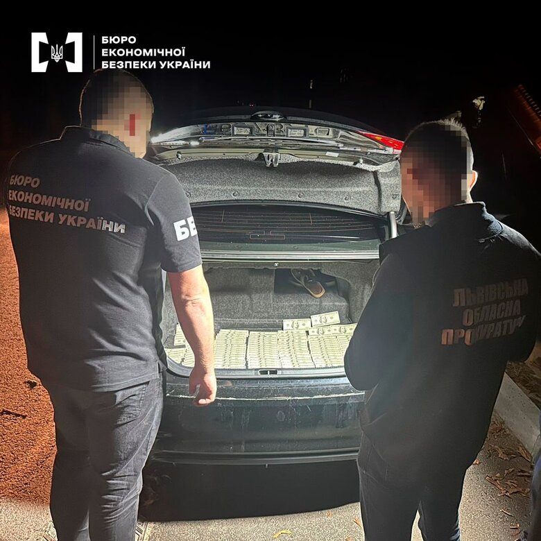 БЕБ викрило злочинну групу, яка збувала фальшиві долари на Львівщині