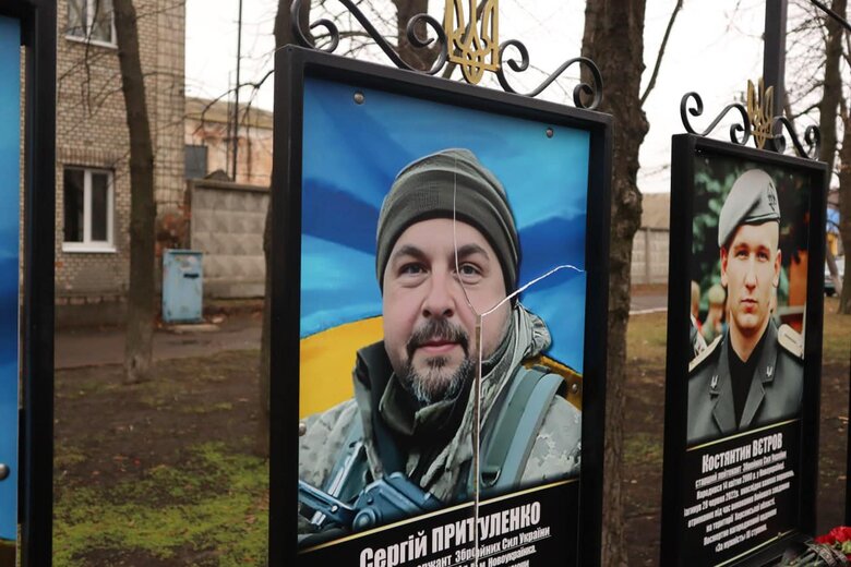 У Новоукраїнці зіпсували портрети загиблих бійців на Алеї пам’яті