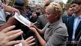 Тимошенко припоздала на суд: сторонники требовали автограф. ФОТОрепортаж