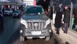"Вже штраф чекає? Я мать честная! Піду зараз платити", - українця оштрафували на 150 євро за неправильне паркування біля Українського дому в Давосі. ВIДЕО