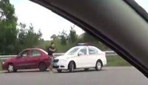 "Кобра" устроила ДТП и скрылась с места аварии: "Вот так вот. Придурок, б##ть! Вот, что вы натворили". ВИДЕО