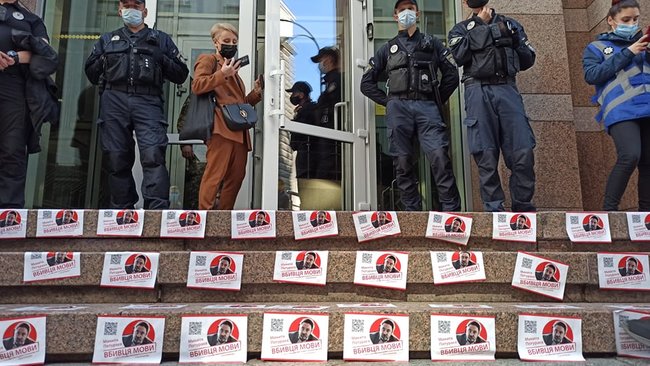 Як же за#бали: активисты протестовали под Радой против внесения поправок в закон о языке 08