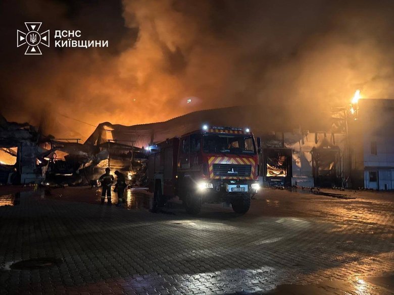 Россия массированно атаковала Киевскую область: в Борисполе повреждено 9-этажное здание, есть пострадавшие