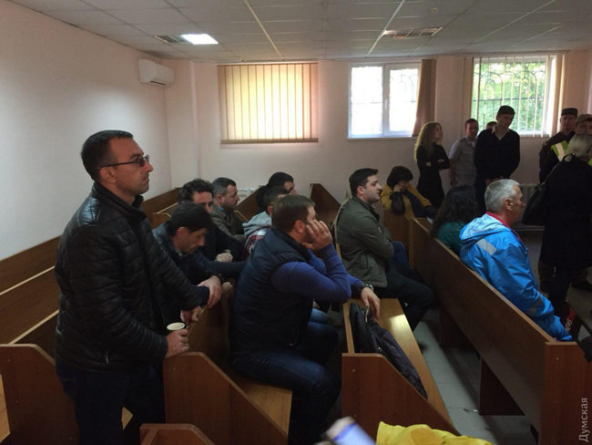 Суд заарештував усіх трьох підозрюваних у нападі на одеського активіста Михайлика без права виходу під заставу 02