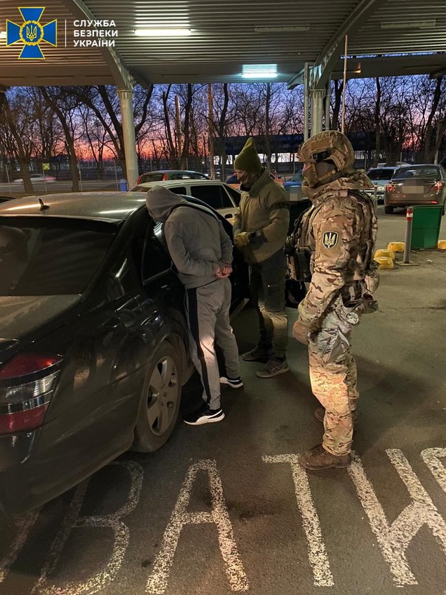 СБУ затримала в Миколаєві банду фальшивомонетників, яка займалася підробкою 100-доларових купюр 02