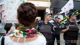 У Печерского суда "Беркут" и сторонники ожидают автозак с Тимошенко. ФОТОрепортаж