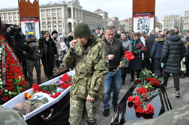 Із воїнами Олегом та Микитою Хомюками попрощалися у Києві: Батько та син загинули в бою проти окупантів під Бахмутом 08
