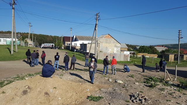 Occupiers conduct another raid on Crimean Tatar Izetovs place 02