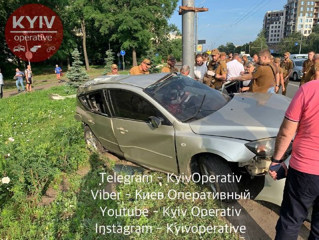 У центрі Києва Mazda вилетіла з дороги і врізалася в стовп, є постраждалий 04