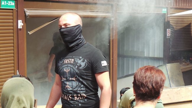Неизвестные разгромили киоски возле Лесной, где избили пенсионера. Произошли столкновения с полицией 17