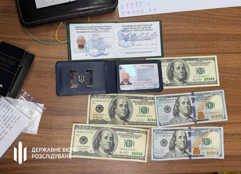 Двух должностных лиц БЭБ Украины уличили во взяточничестве