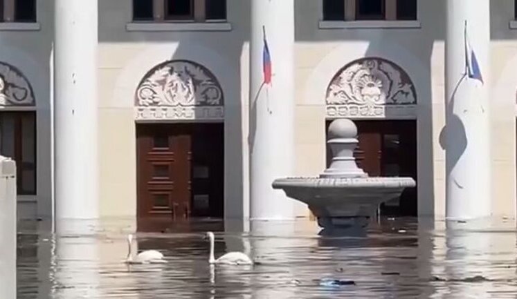 Center of Nova Kakhovka, flooded by occupiers. VIDEO