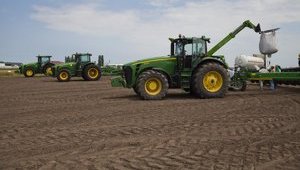 Компанія Бахматюка продовжує посівну, попри складні погодні умови
