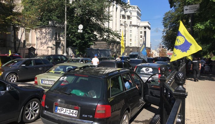 Owners of foreign-registered cars continue protesting in downtown Kyiv, block several streets in government quarter. PHOTOS