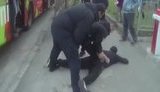 Двоє чоловіків із ножами напали на пасажирів київського тролейбуса. ВIДЕО