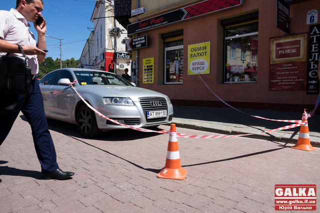 Невідомий розстріляв Audi в центрі Івано-Франківська, є постраждалий, - ЗМІ 03