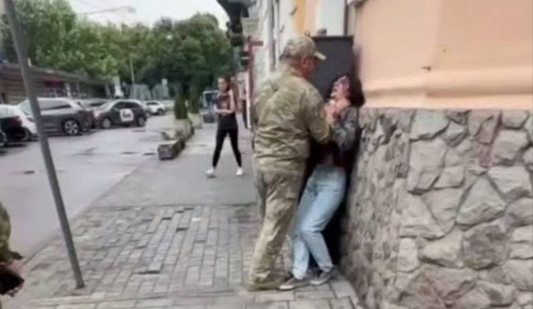 Львівський ТЦК почав службову перевірку після відео, де військовий схопив жінку за горло. ВIДЕО