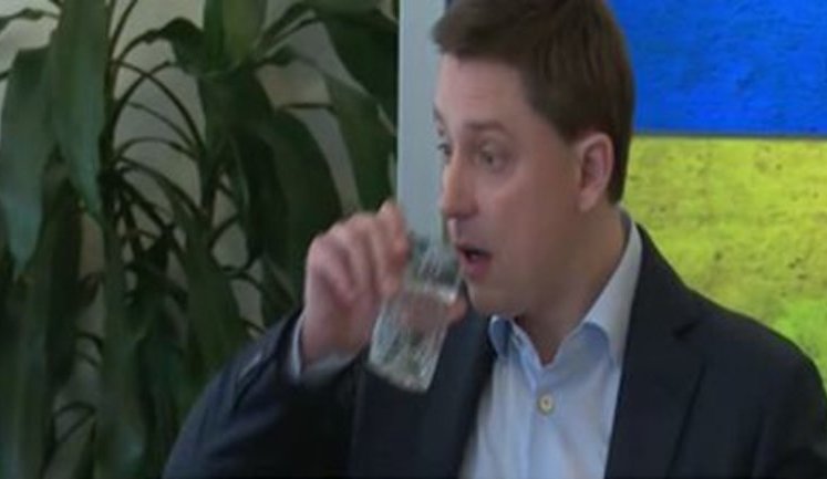 "Це моя вода. Постав. Звикли не своє брати", - Луценко і Довгий ділять воду на засіданні регламентного комітету. ВIДЕО