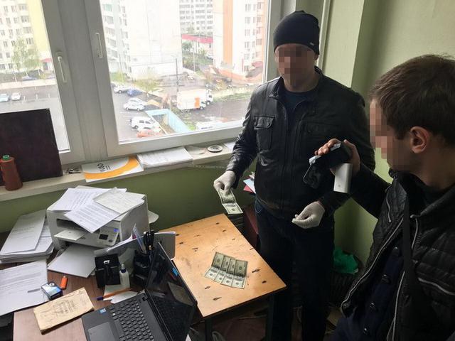 На взятке $500 задержан следователь Нацполиции в Одессе, - СБУ 01