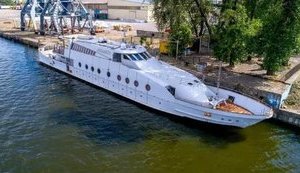 Корбан подарил свою 38-метровую яхту детскому клубу Днепра