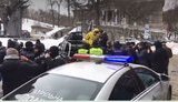 Полиция заблокировала автомобиль активиста, который собирался на автопробег к имению Порошенко в Козине. ВИДЕО