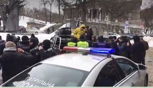 Полиция заблокировала автомобиль активиста, который собирался на автопробег к имению Порошенко в Козине. ВИДЕО