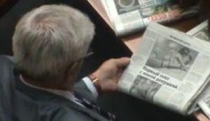 Регионал Потапов изучает советы о первом сексе с новой девушкой во время заседания парламента. + ВИДЕО.