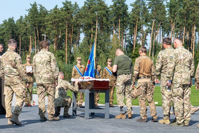 На Национальном военном мемориальном кладбище похоронили первого бойца