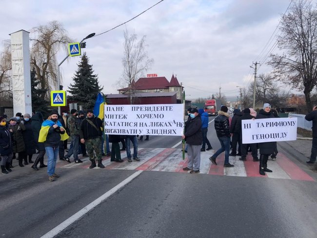 Ми теж хочемо кататися на лижах, а не виживати у злиднях, - у Чернівецькій області відбуваються акції протесту проти підвищення тарифів 03