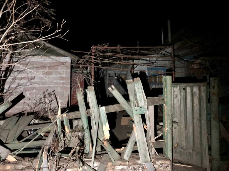 Оккупанты всю ночь обстреливали Никопольщину из тяжелой артиллерии, повреждены частные дома, магазины, кафе 03