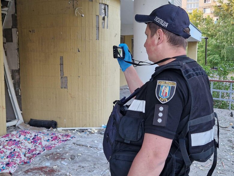 Наслідки ракетної атаки на Київ: троє загиблих, серед них - мати з 9-річною донькою (уточнено) 01